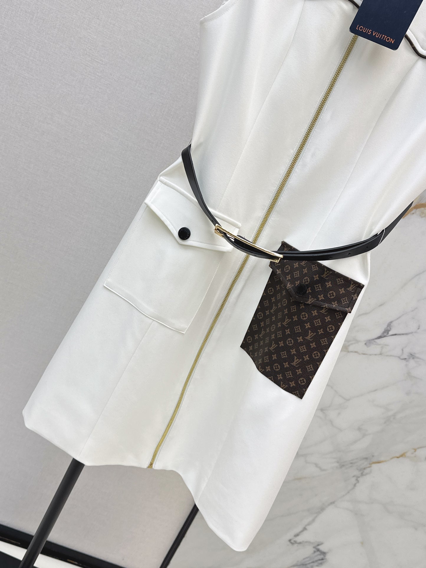 Sleeveless dress with pocket appliqué