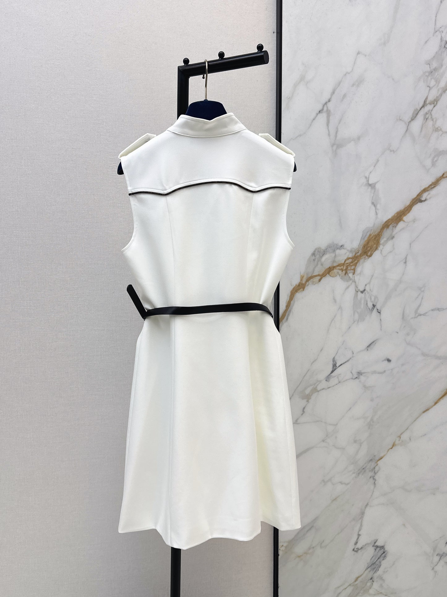 Sleeveless dress with pocket appliqué