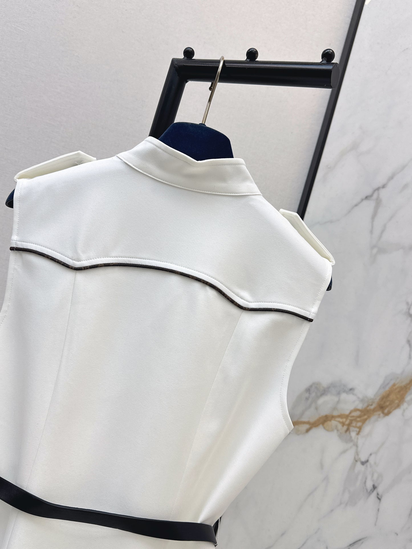 Sleeveless dress with pocket appliqué