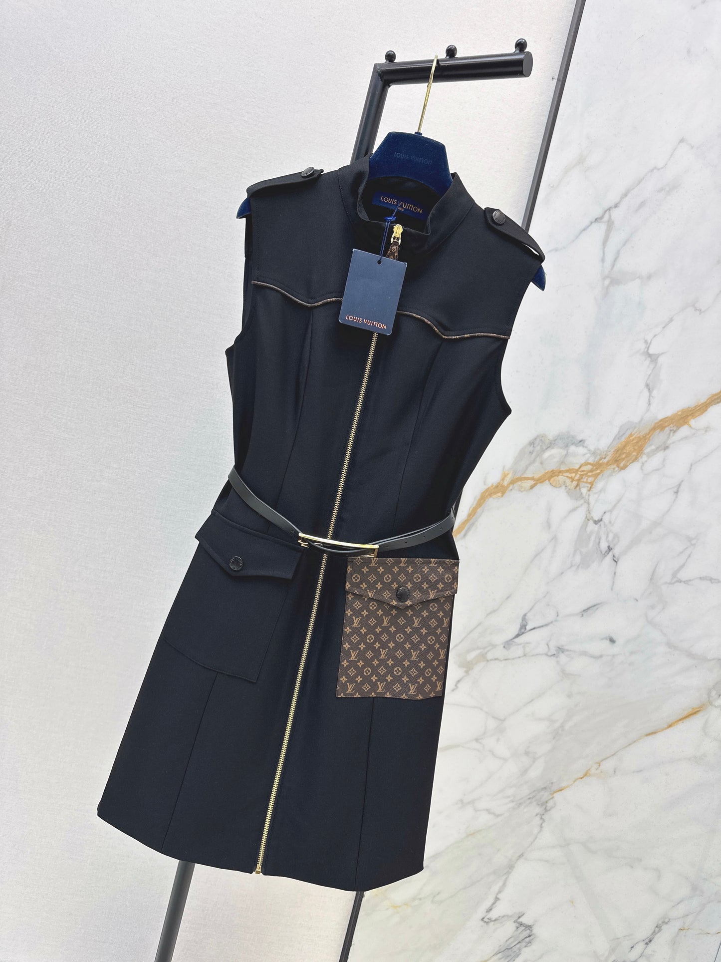 Sleeveless dress with pocket appliqué