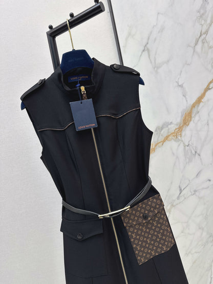 Sleeveless dress with pocket appliqué