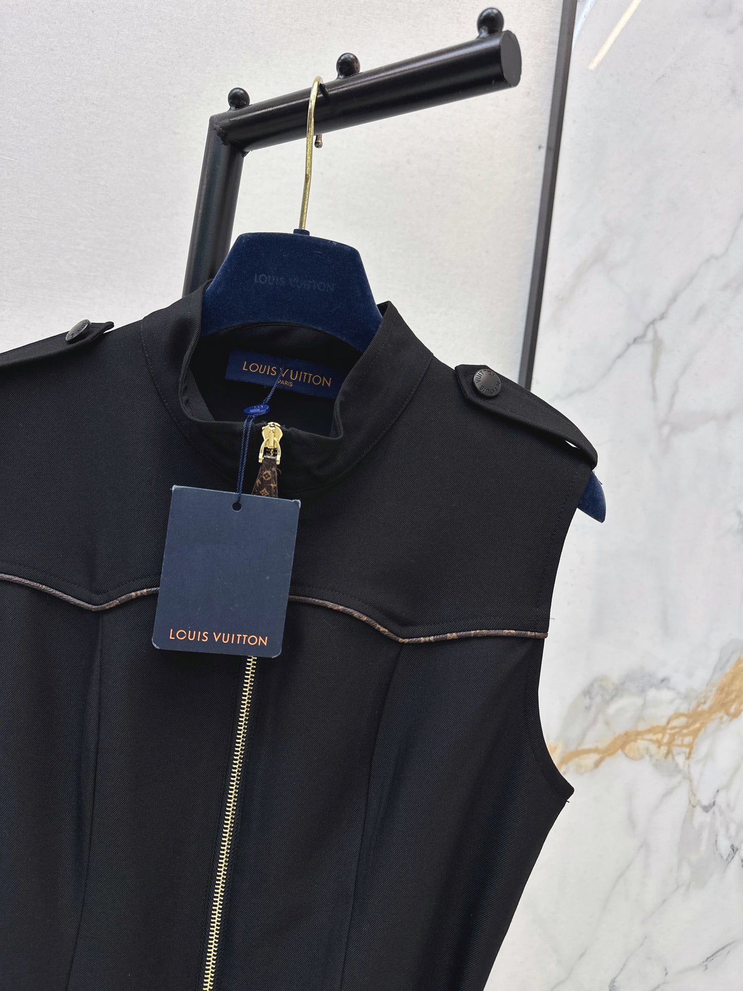 Sleeveless dress with pocket appliqué