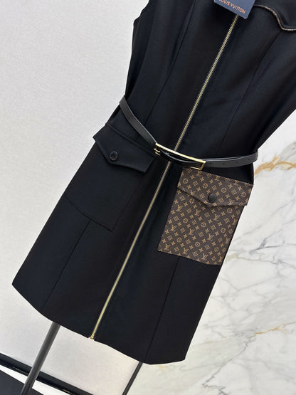 Sleeveless dress with pocket appliqué