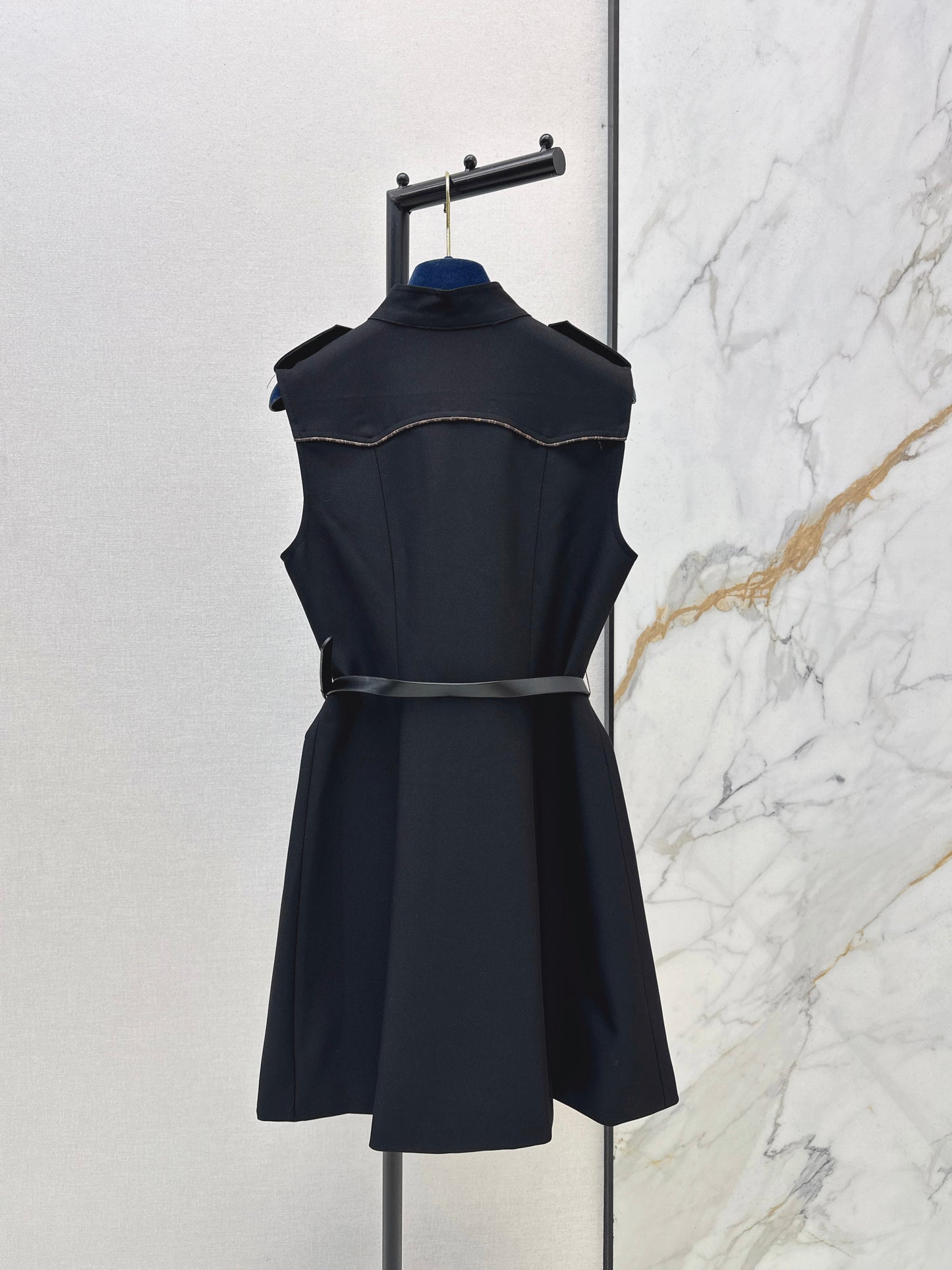 Sleeveless dress with pocket appliqué