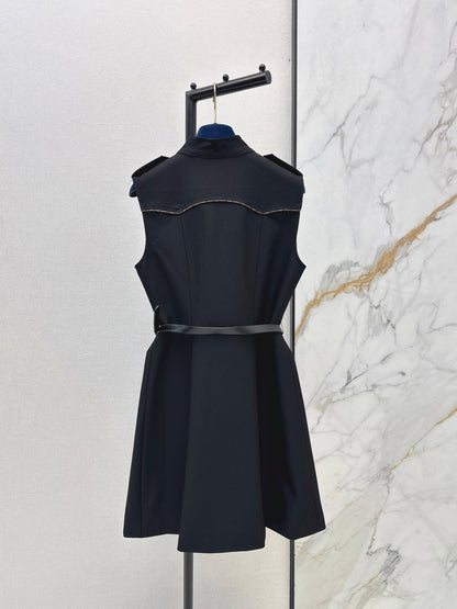 Sleeveless dress with pocket appliqué