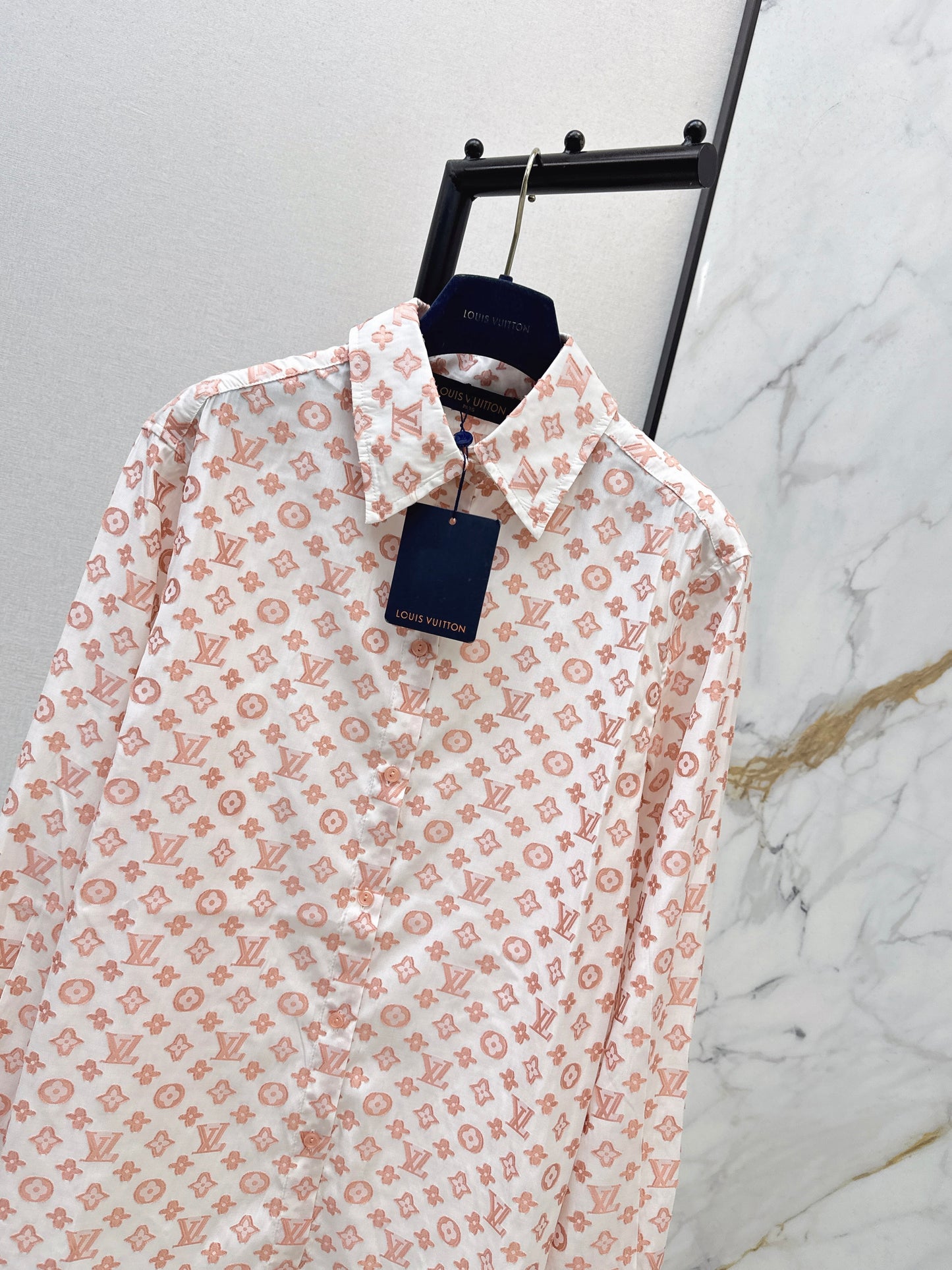 Loose-fitting shirt