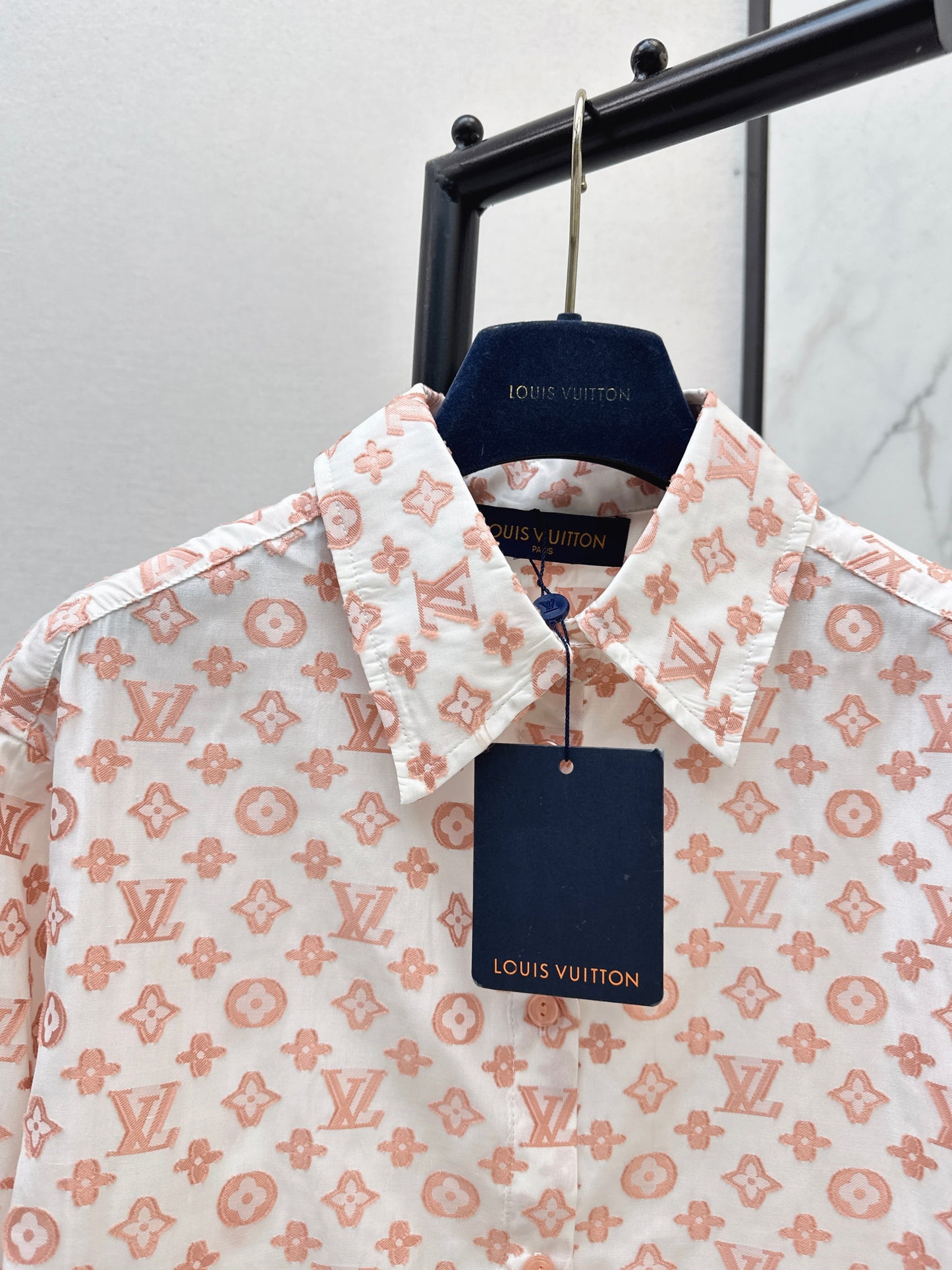 Loose-fitting shirt