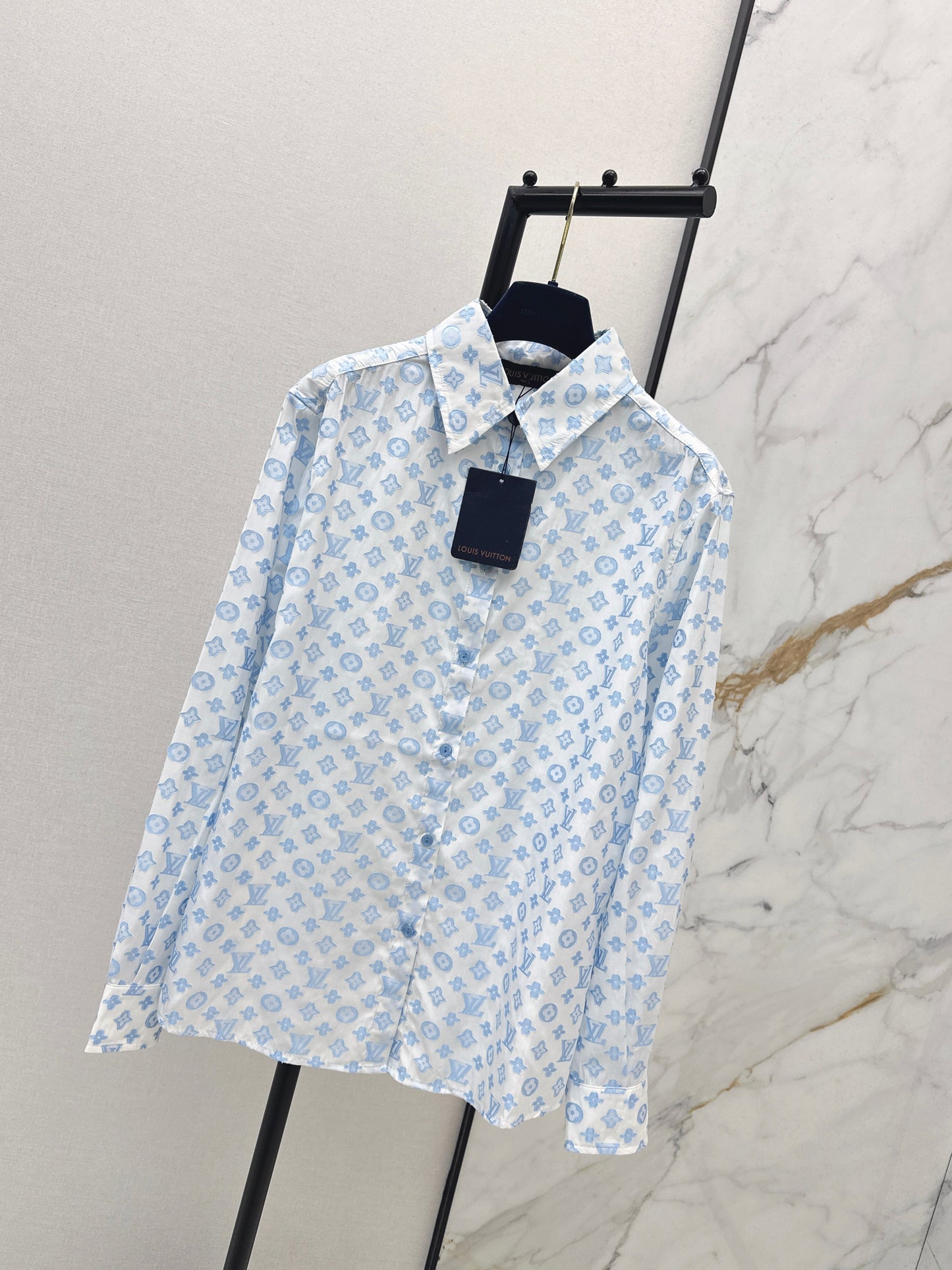Loose-fitting shirt