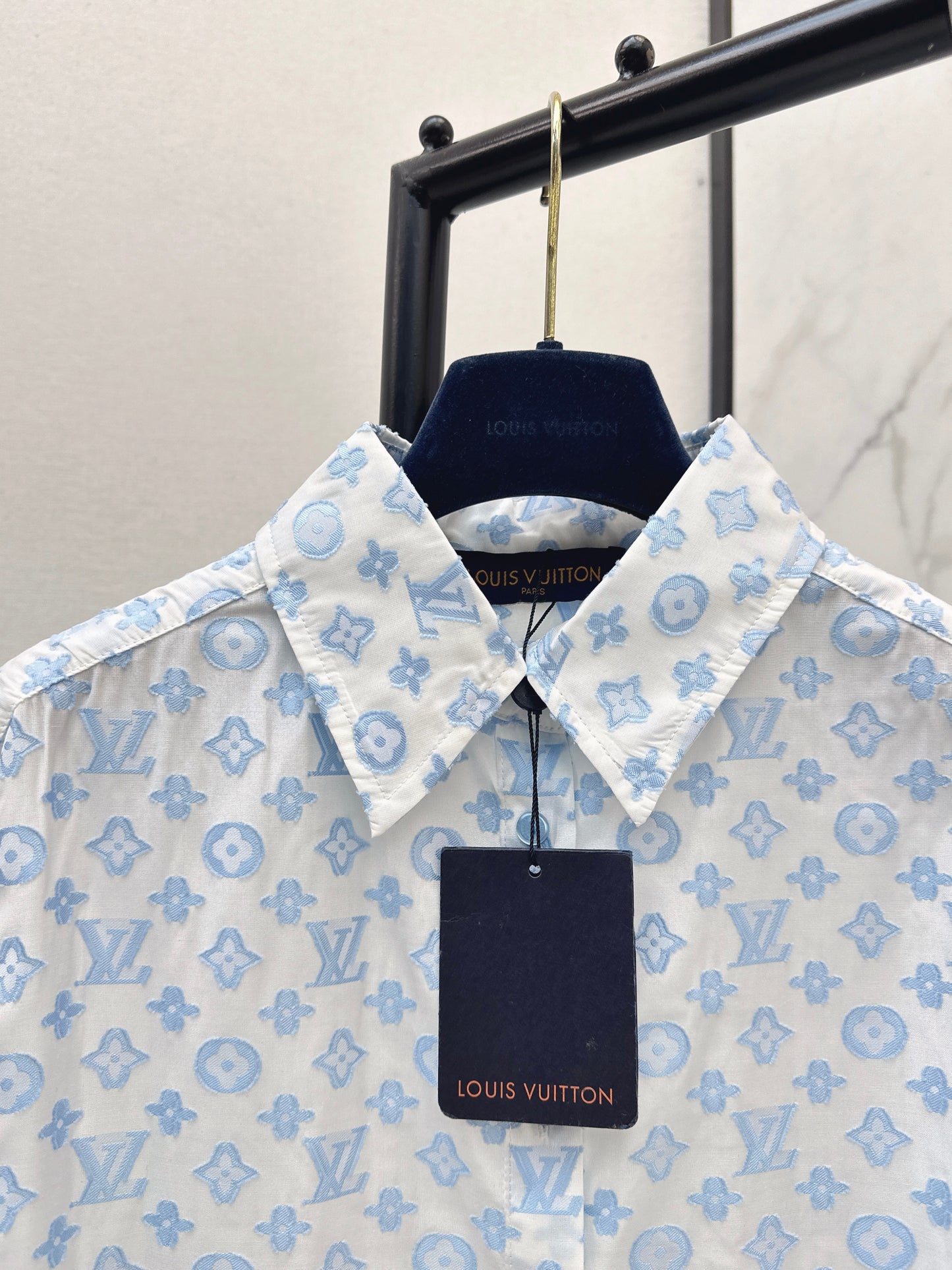 Loose-fitting shirt