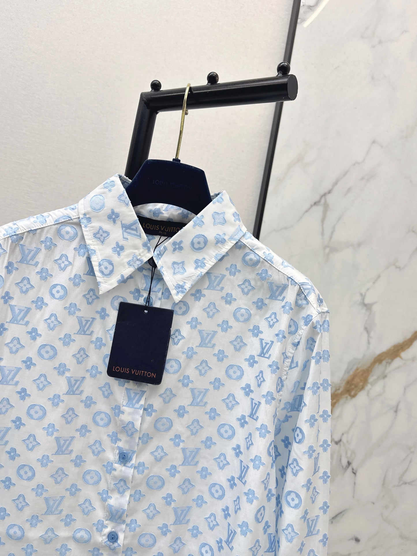 Loose-fitting shirt