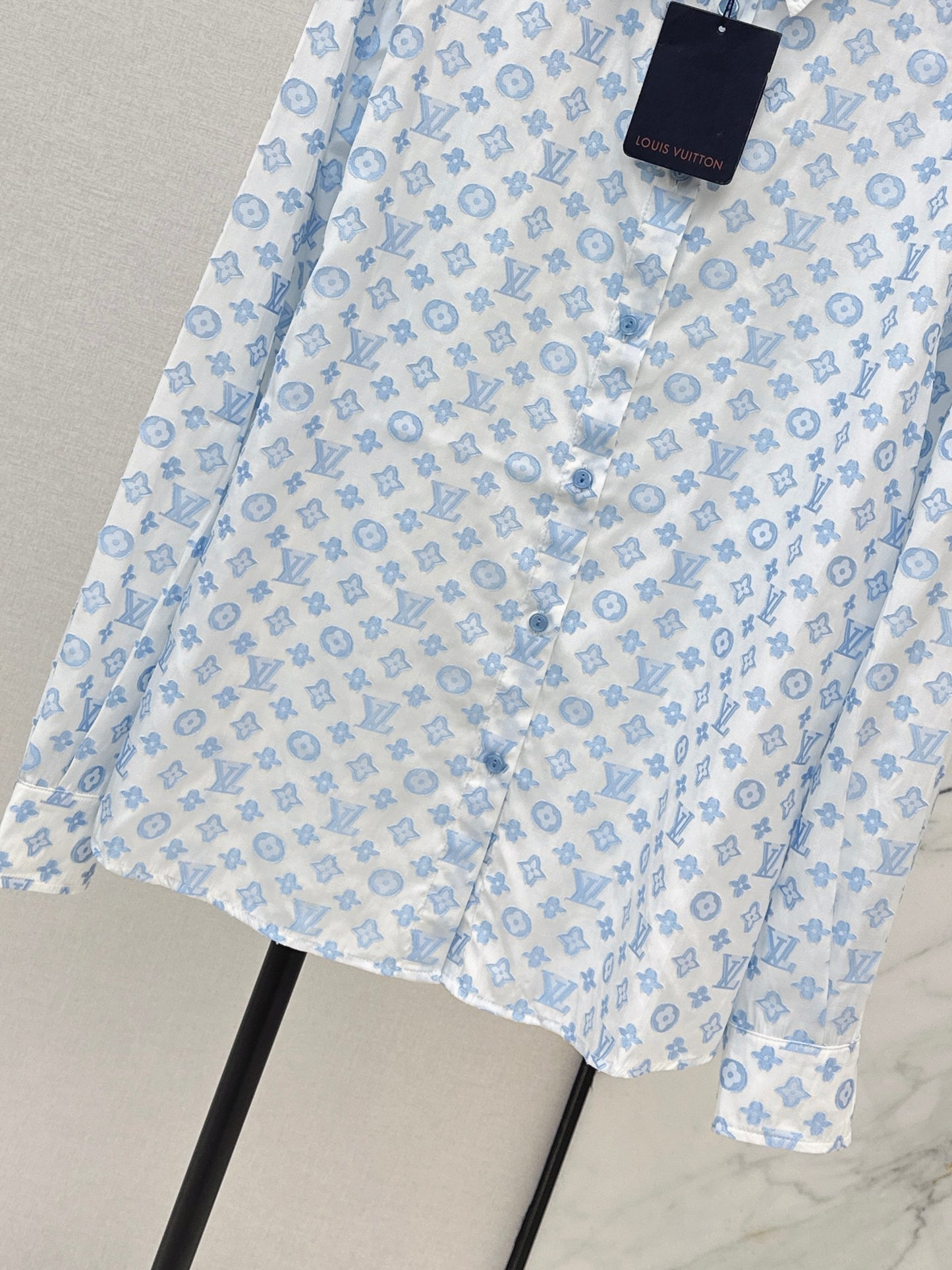 Loose-fitting shirt