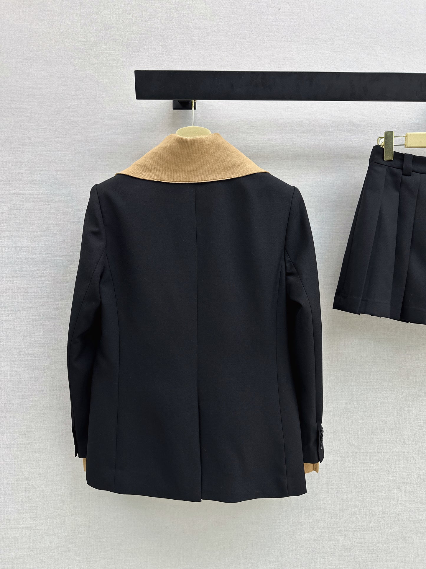 Knitted Collar Blazer/Pleated Skirt