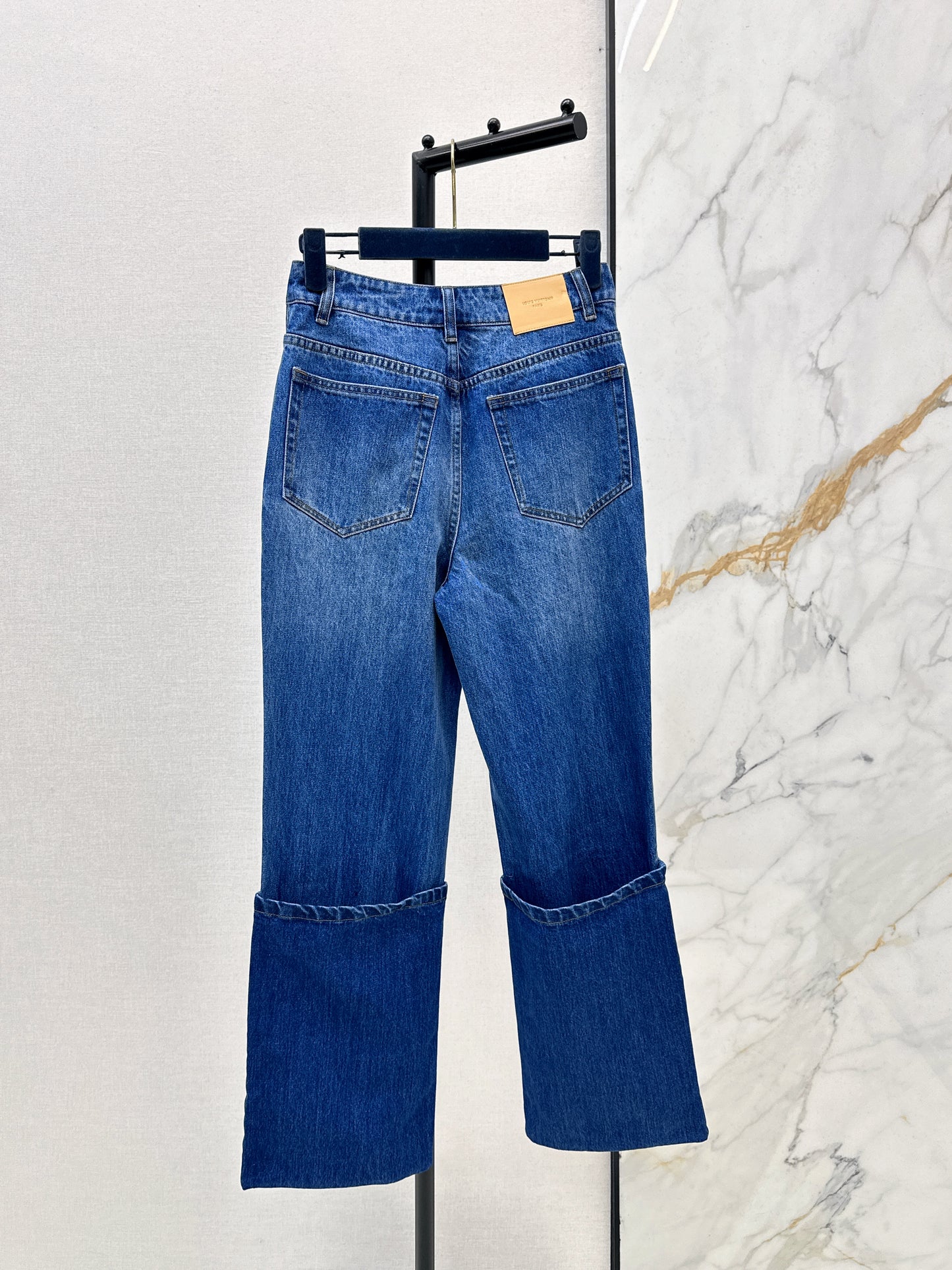 High-top rolled-up denim jeans