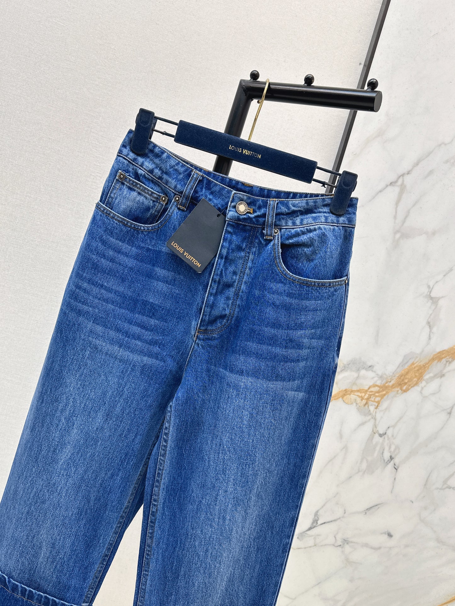 High-top rolled-up denim jeans