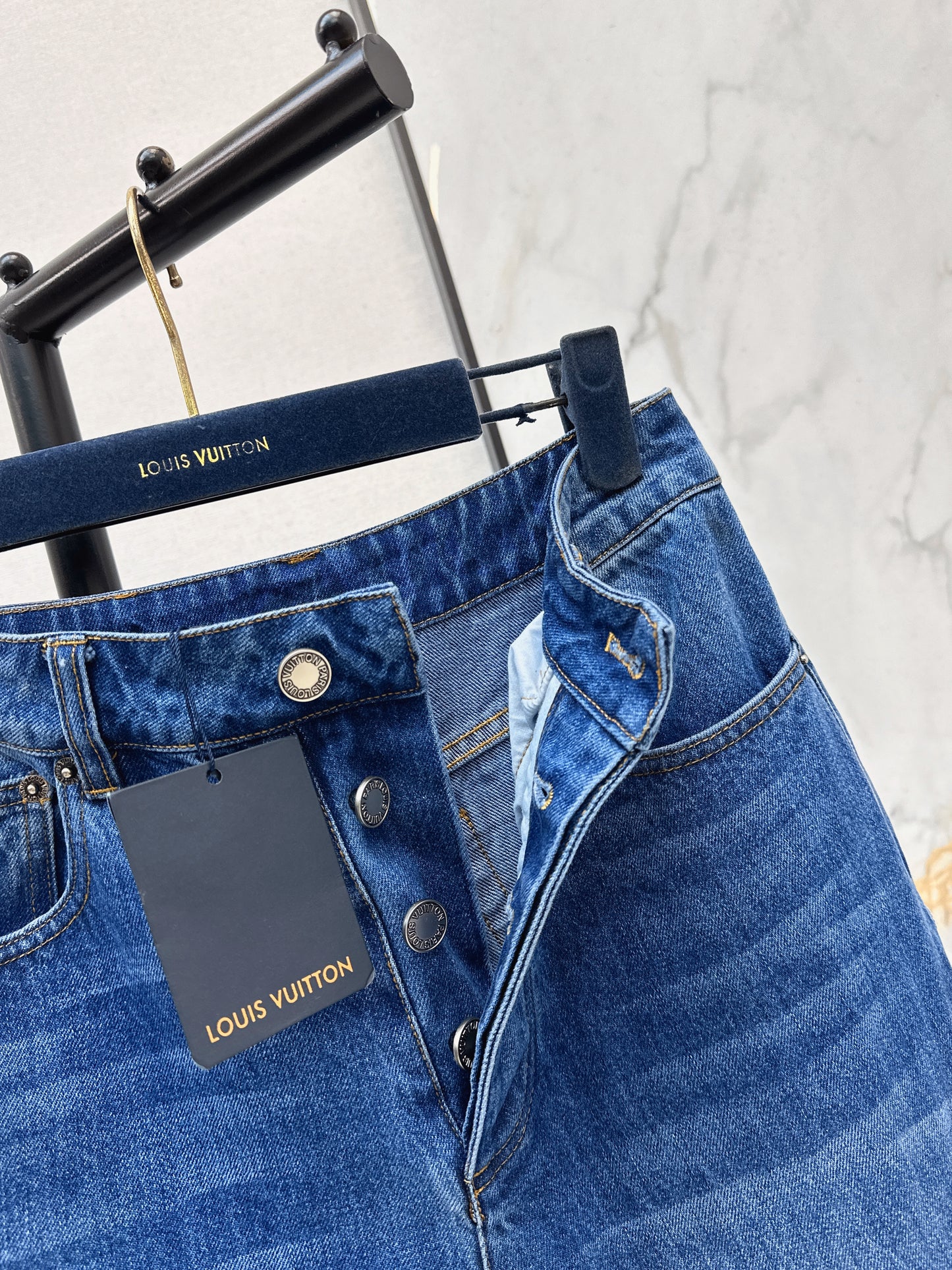 High-top rolled-up denim jeans