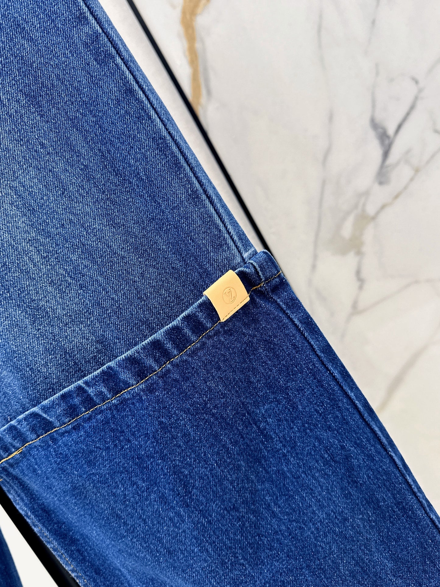 High-top rolled-up denim jeans