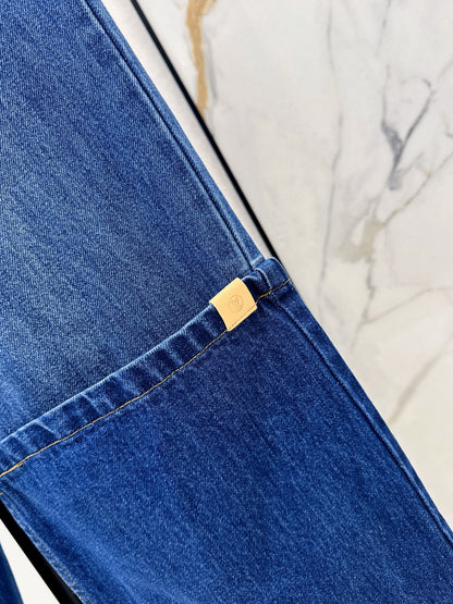 High-top rolled-up denim jeans