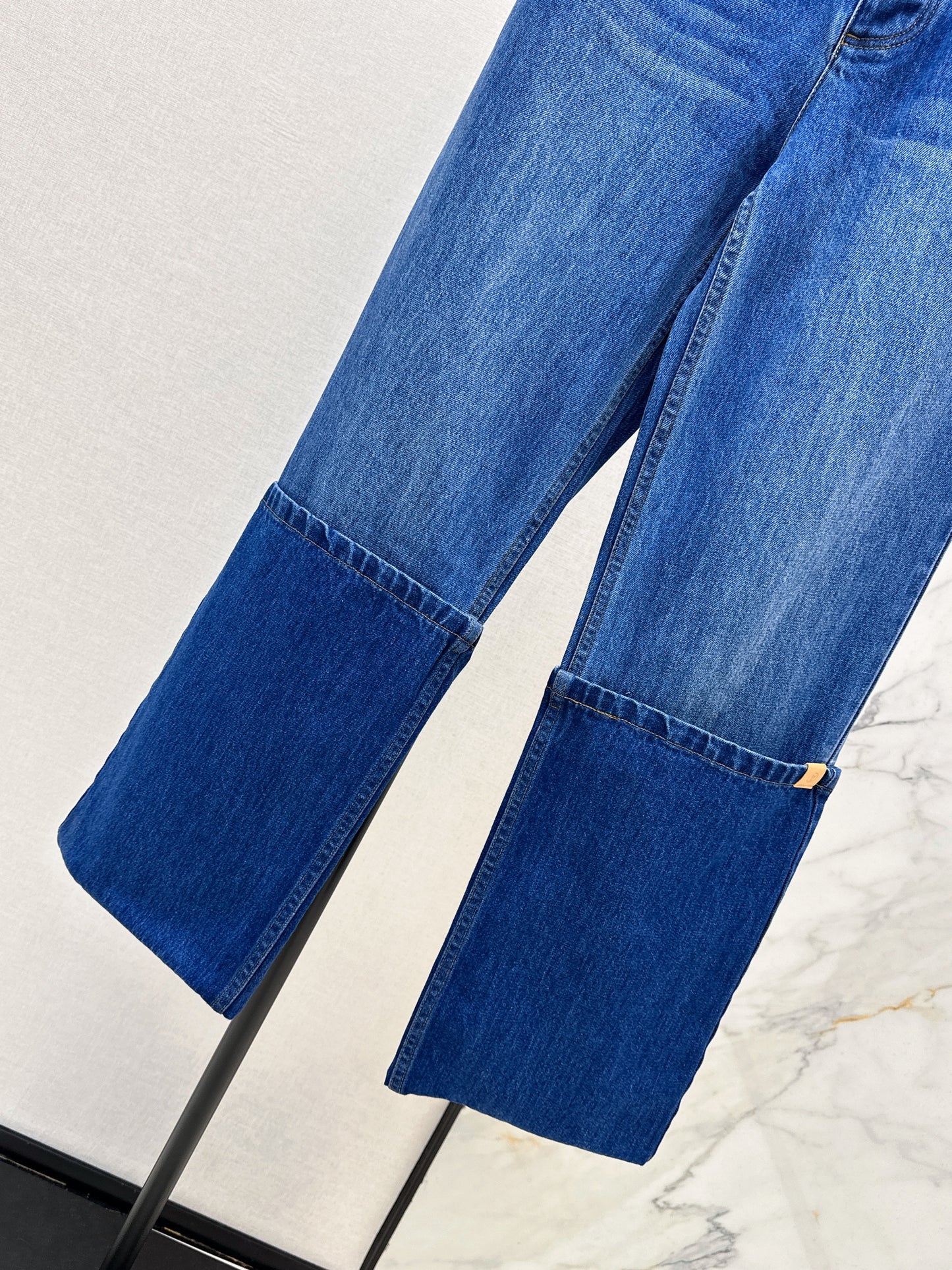 High-top rolled-up denim jeans