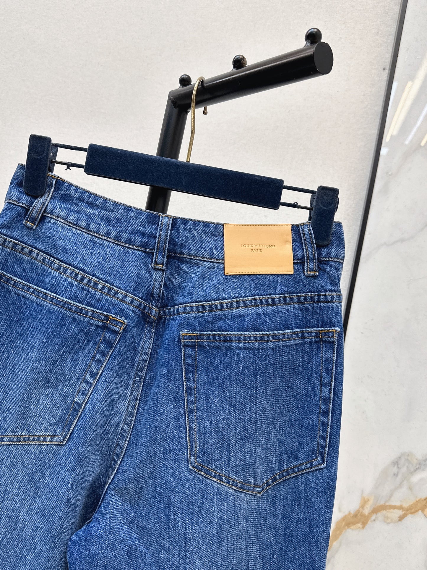High-top rolled-up denim jeans