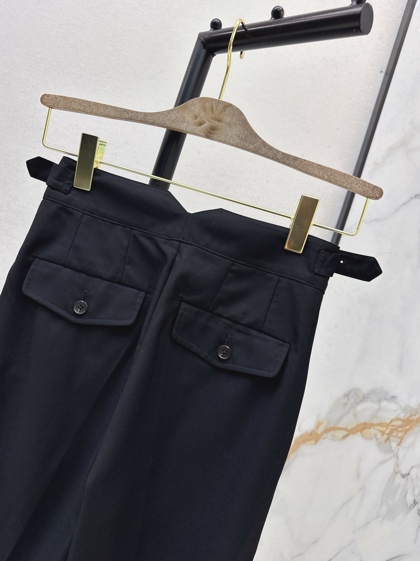 Double-sided adjustable button trousers