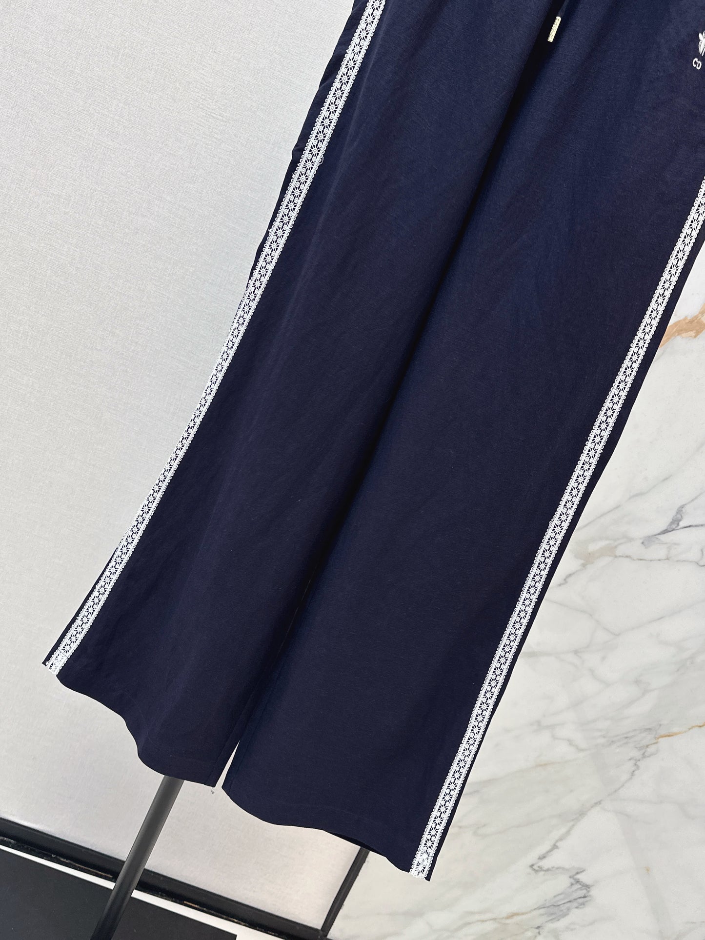Lace-trimmed straight-leg trousers