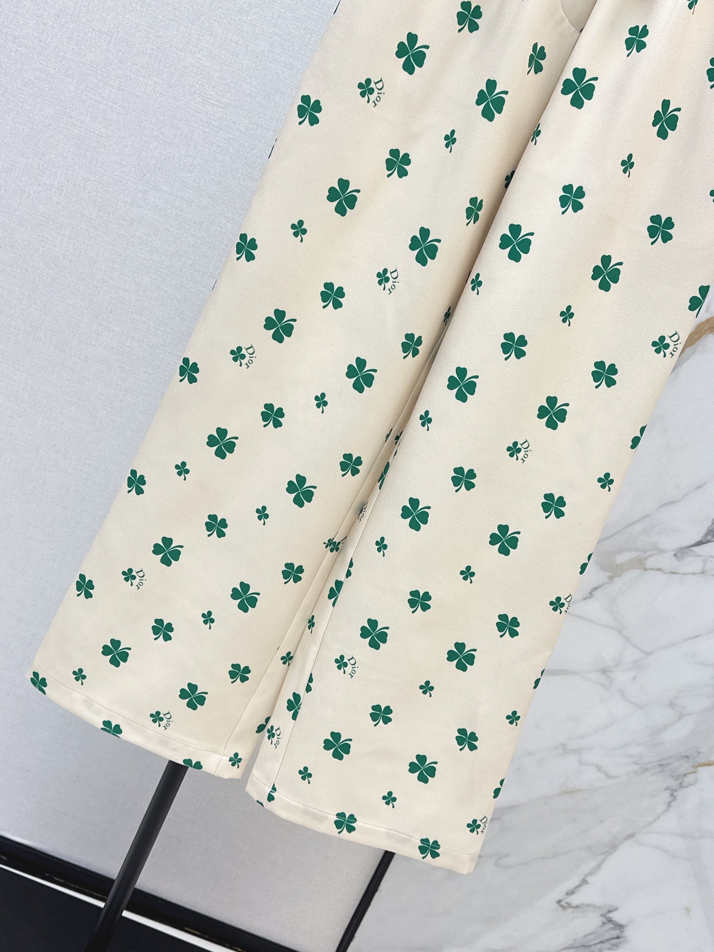 Four-leaf clover print straight-leg pants