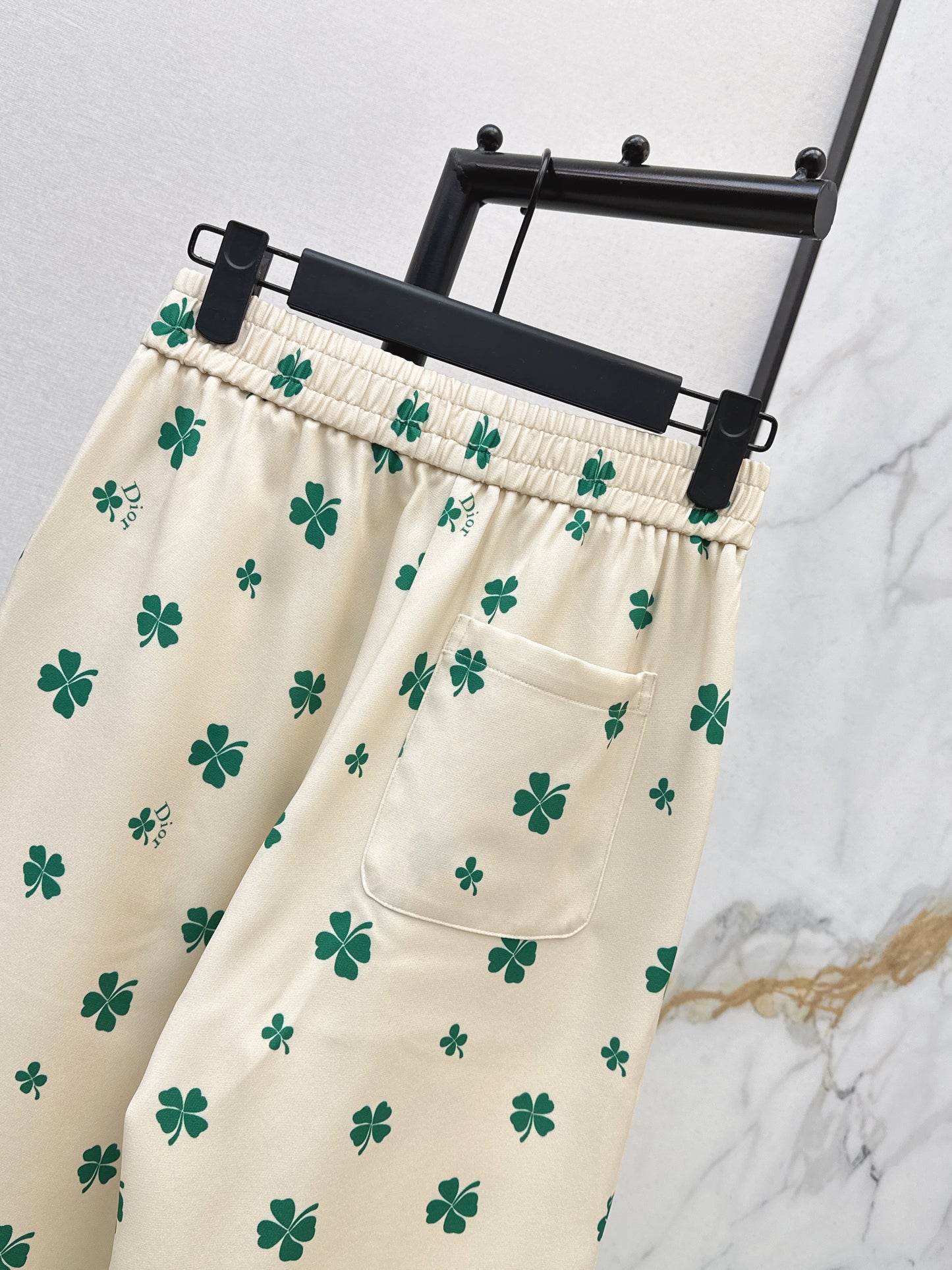 Four-leaf clover print straight-leg pants