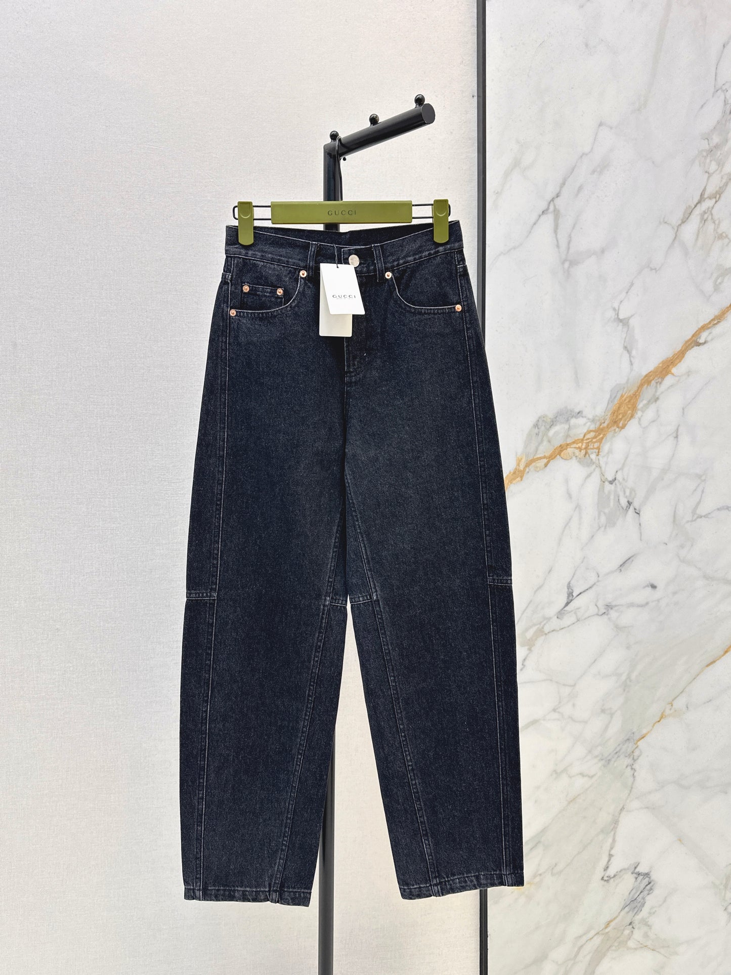 Wide-leg jeans with a slight curve