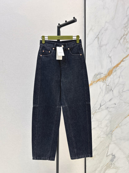 Wide-leg jeans with a slight curve