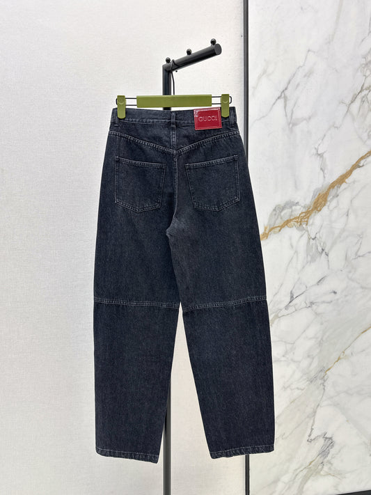 Wide-leg jeans with a slight curve