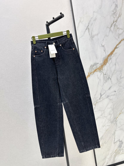 Wide-leg jeans with a slight curve