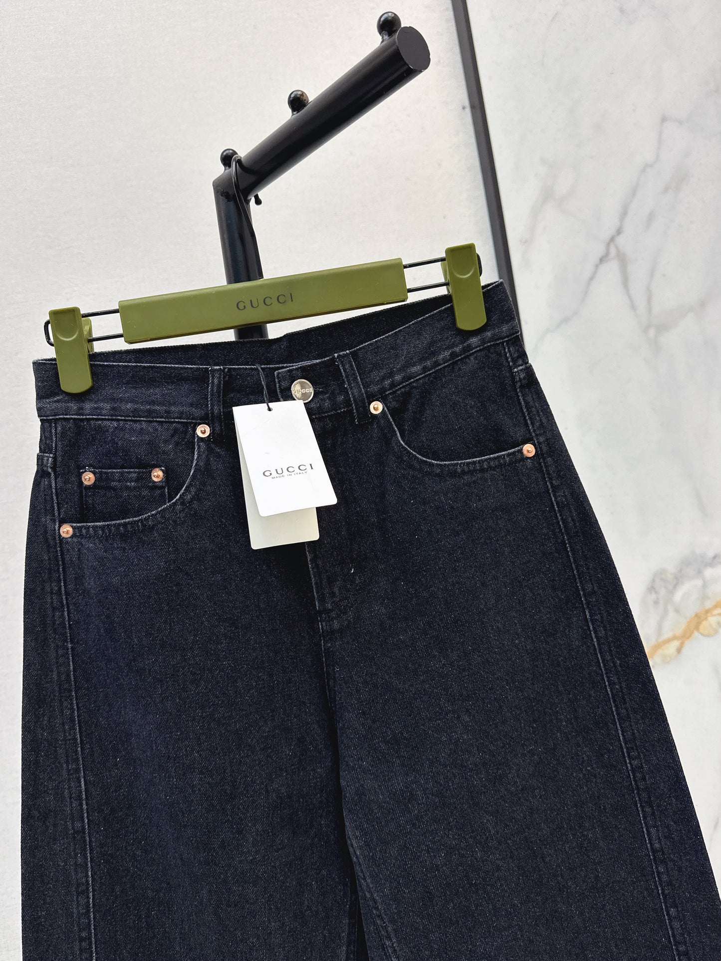 Wide-leg jeans with a slight curve