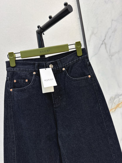 Wide-leg jeans with a slight curve