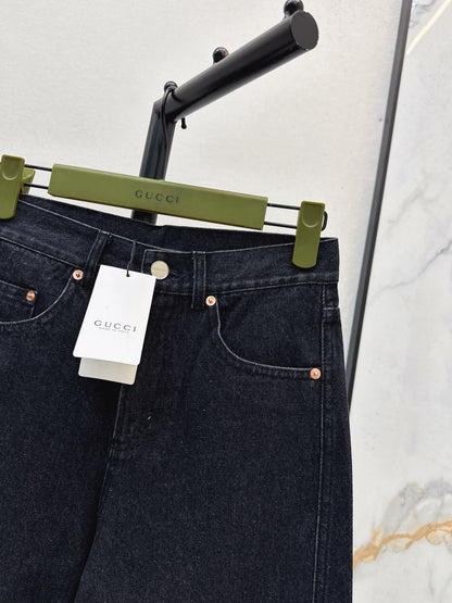 Wide-leg jeans with a slight curve