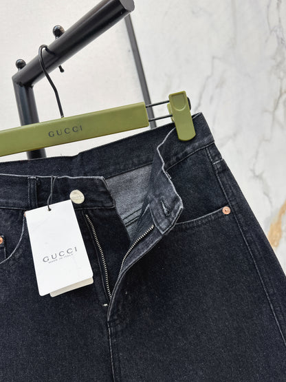 Wide-leg jeans with a slight curve