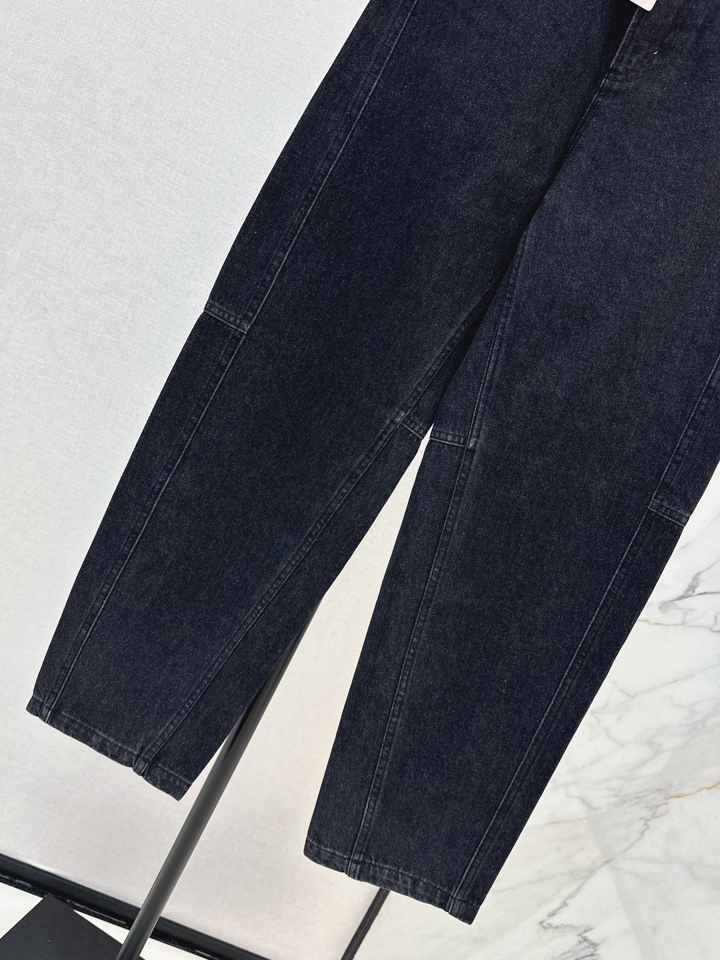 Wide-leg jeans with a slight curve