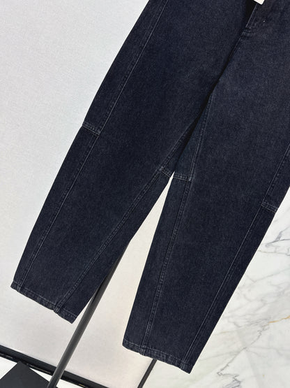 Wide-leg jeans with a slight curve