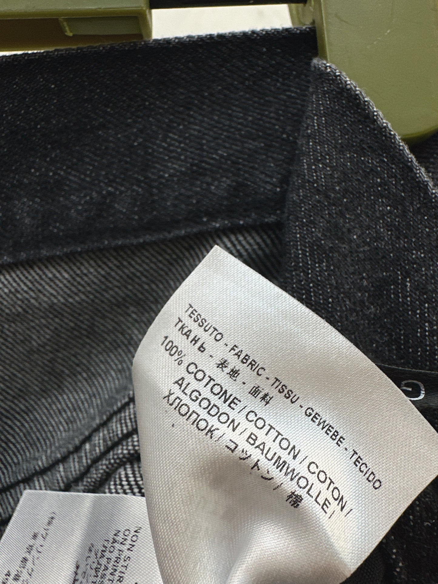 Wide-leg jeans with a slight curve