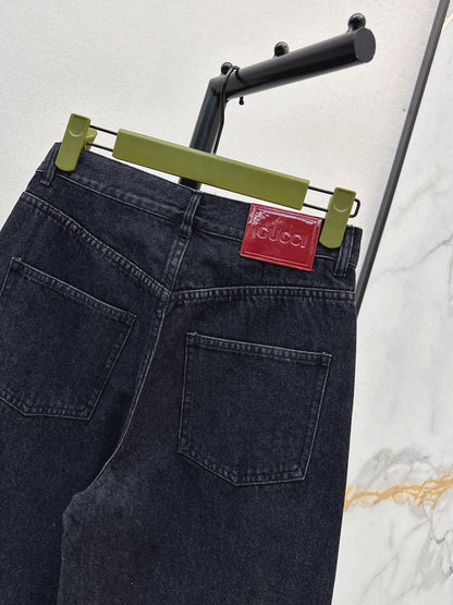 Wide-leg jeans with a slight curve