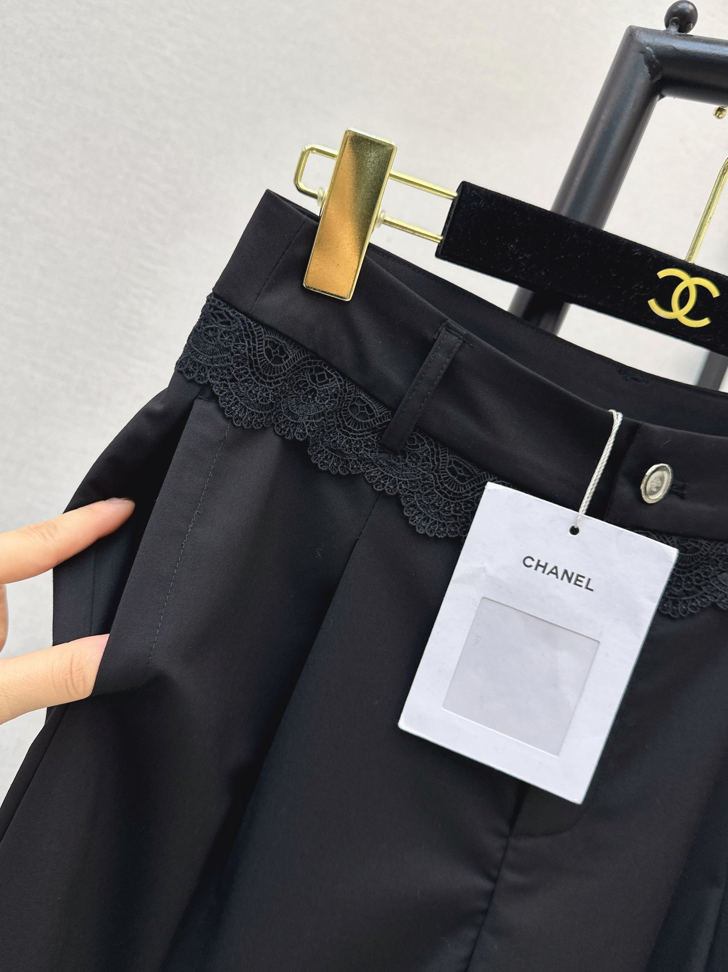26ss Straight-leg trousers with lace trim