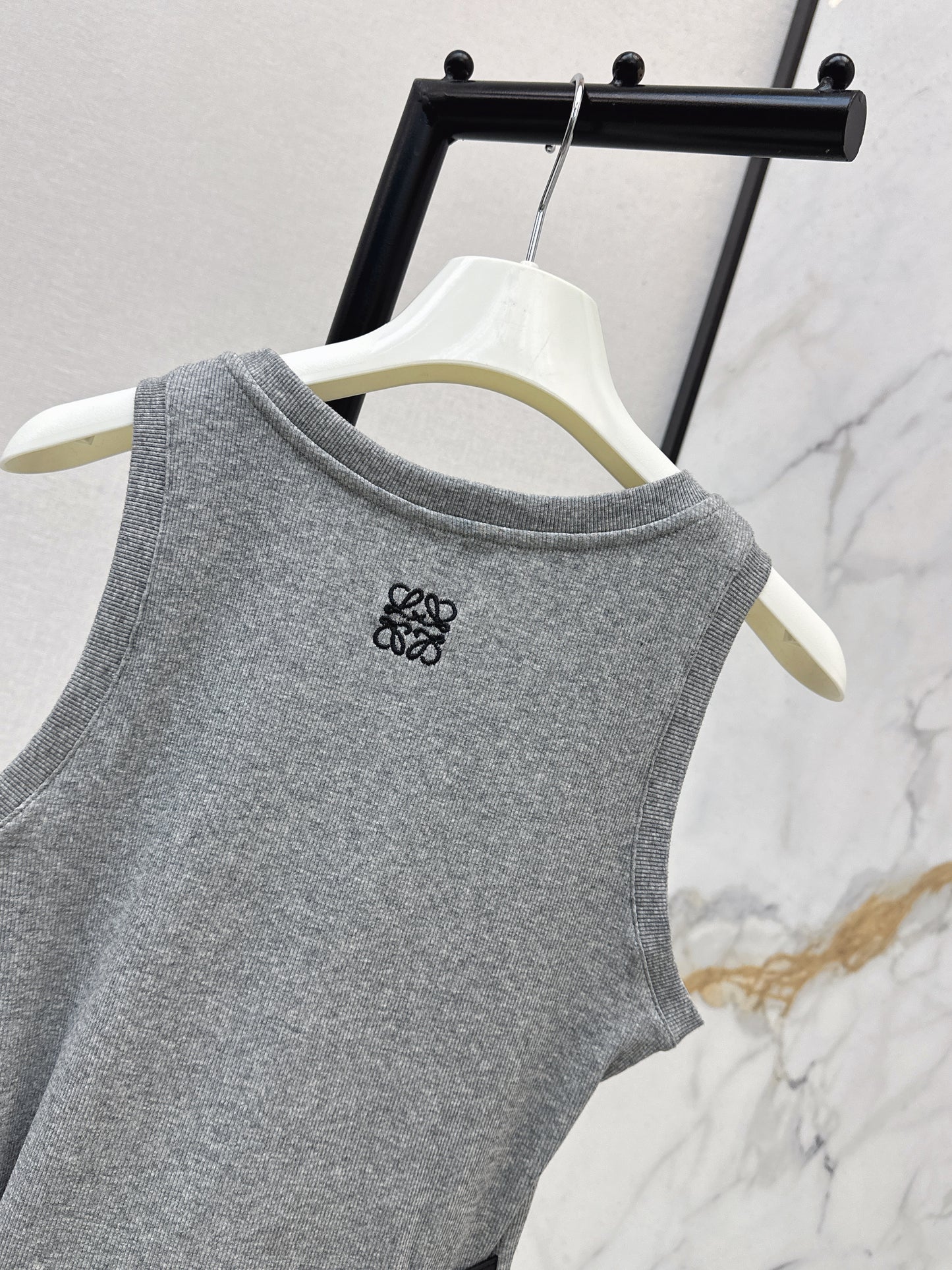 26ss Belt-embellished vest
