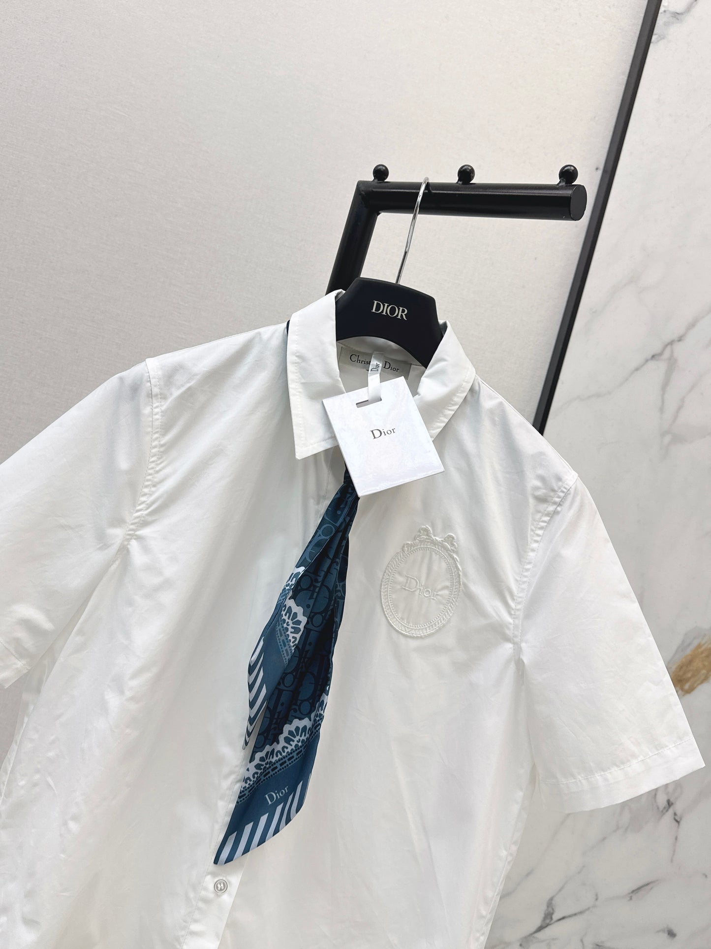 26ss White shirt adorned with a silk scarf