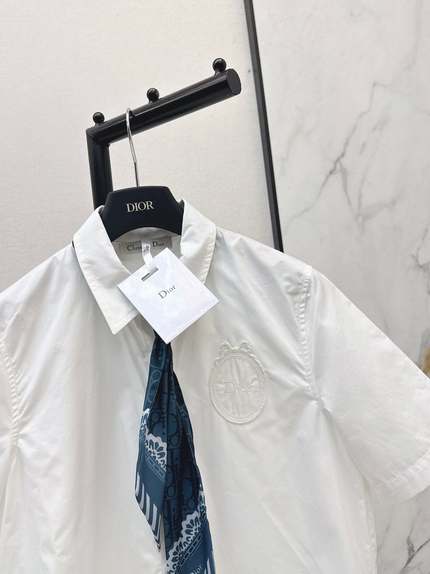 26ss White shirt adorned with a silk scarf