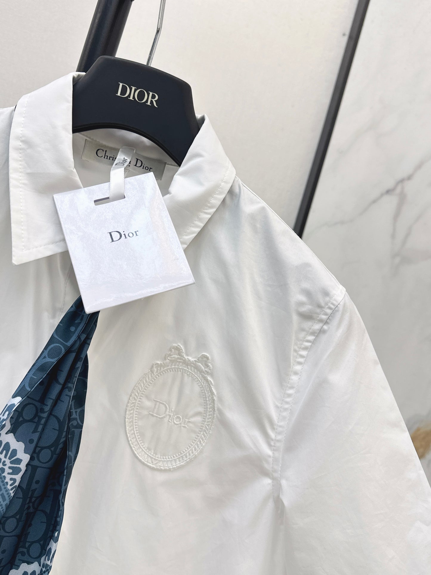 26ss White shirt adorned with a silk scarf