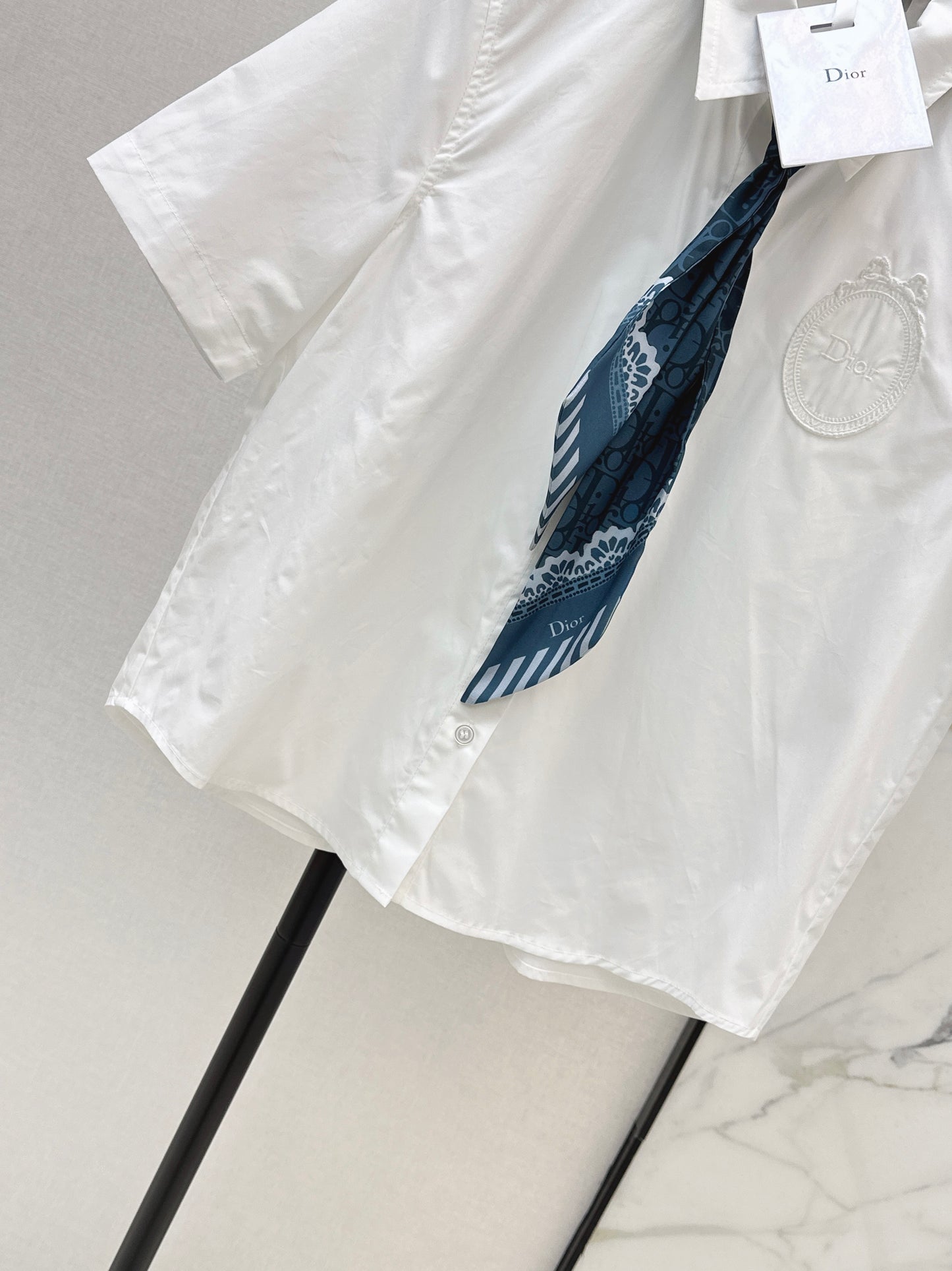 26ss White shirt adorned with a silk scarf