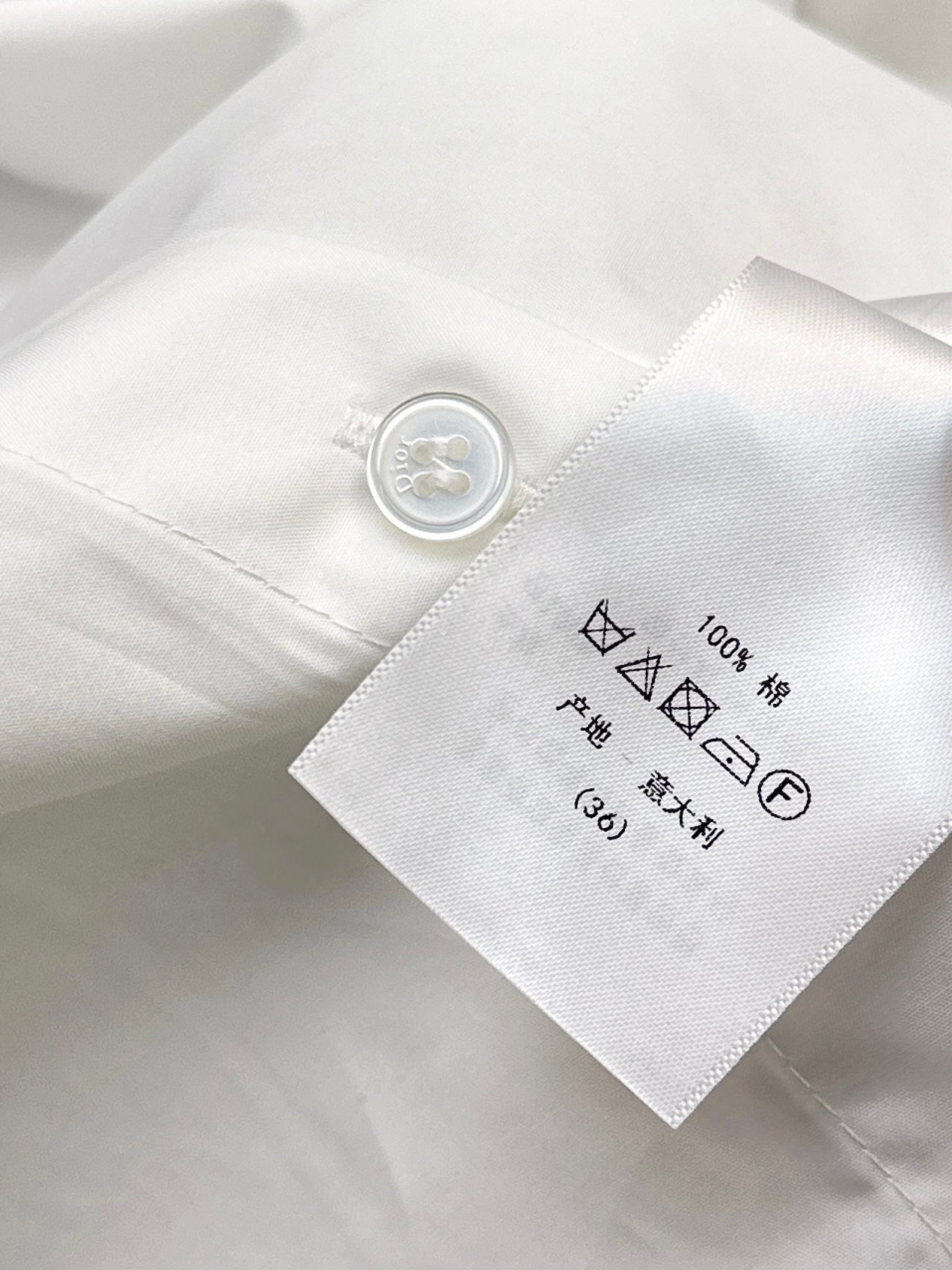 26ss White shirt adorned with a silk scarf