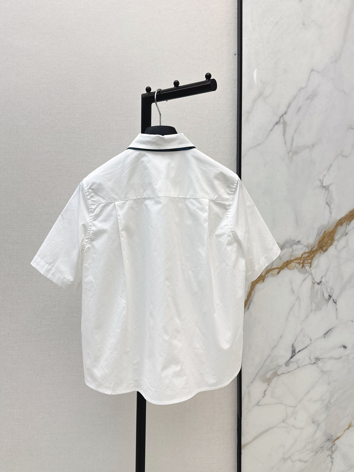 26ss White shirt adorned with a silk scarf