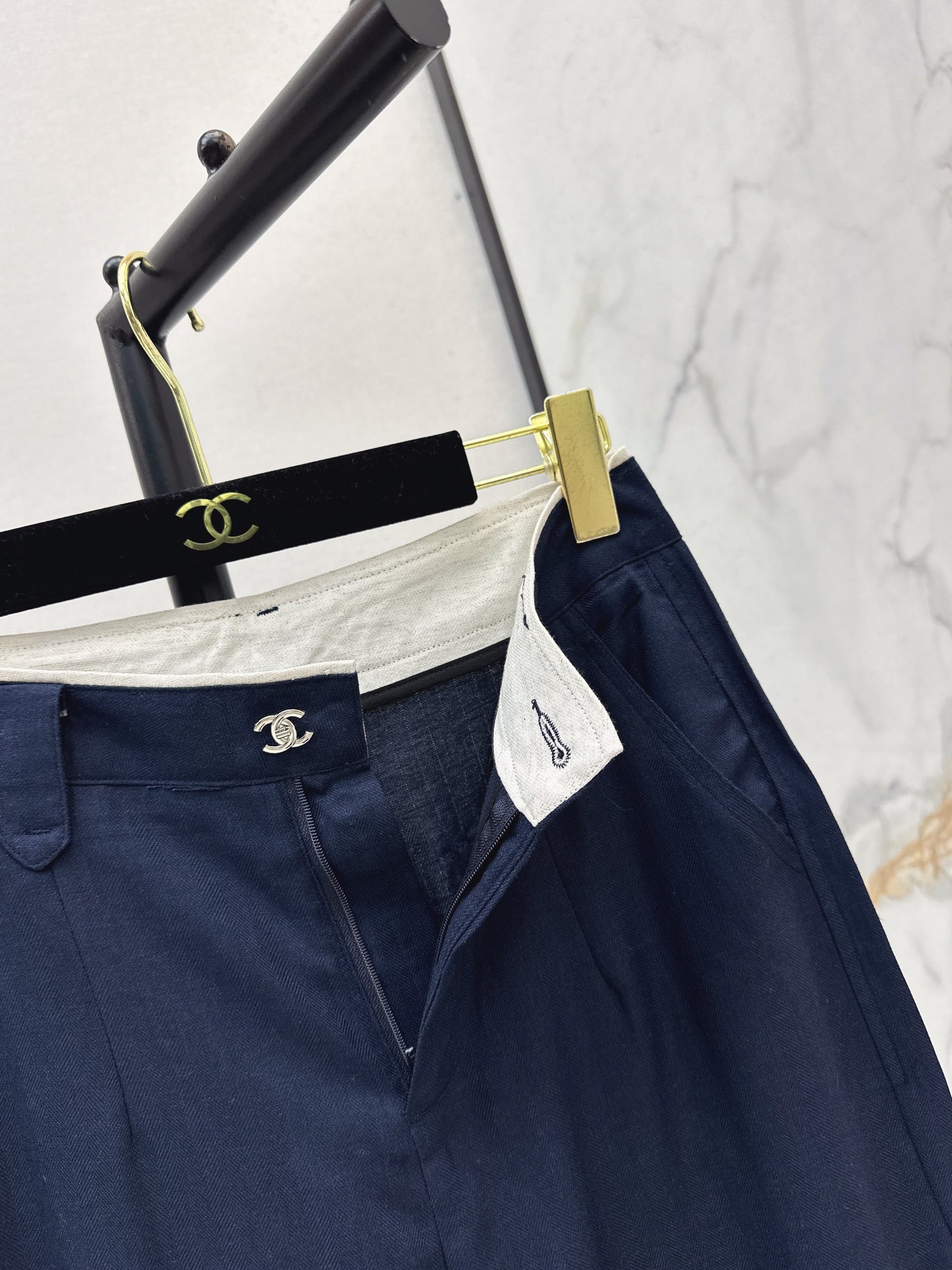 26ss High-leg trousers with metal buckle