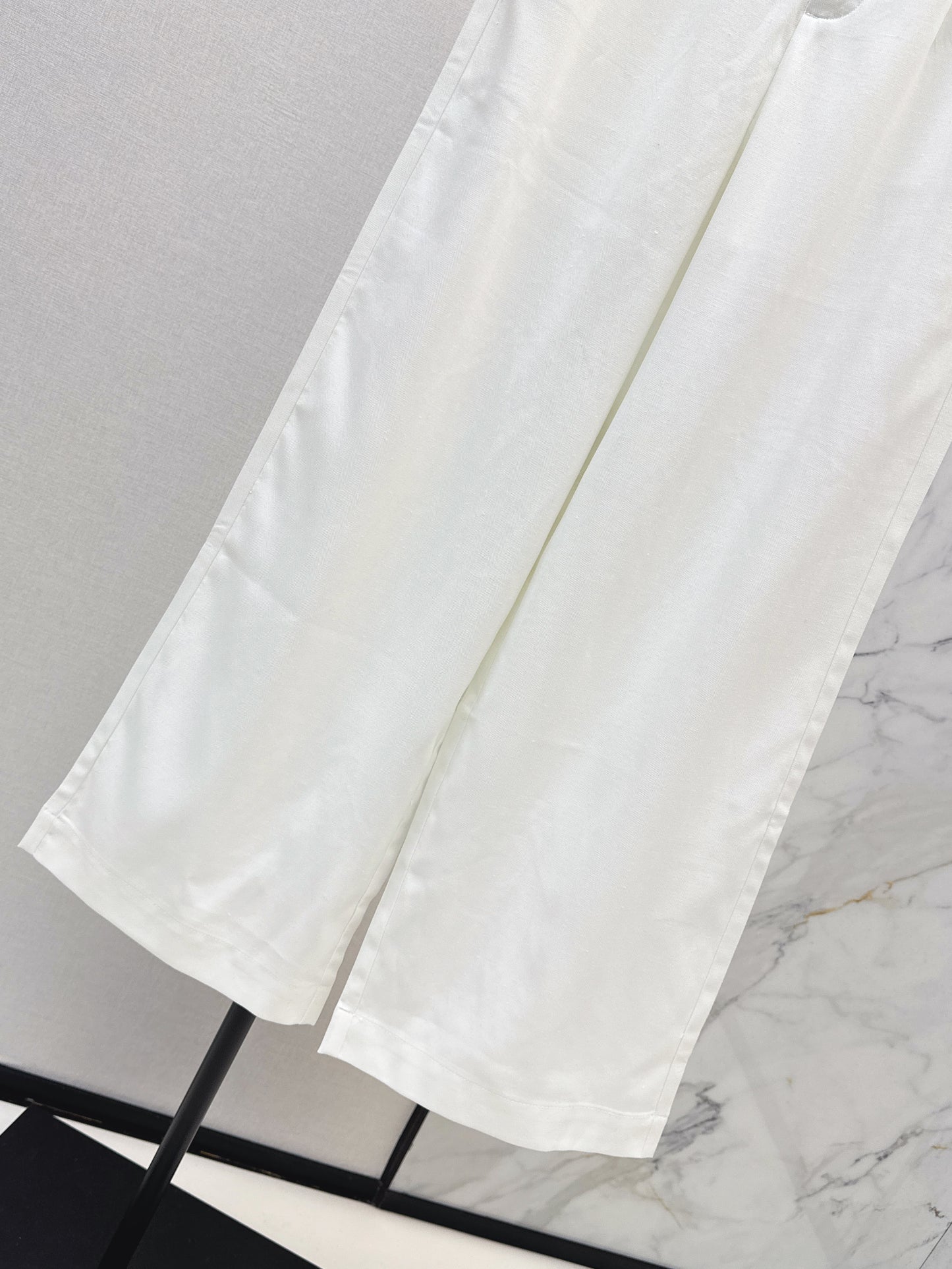 26ss High-leg trousers with metal buckle