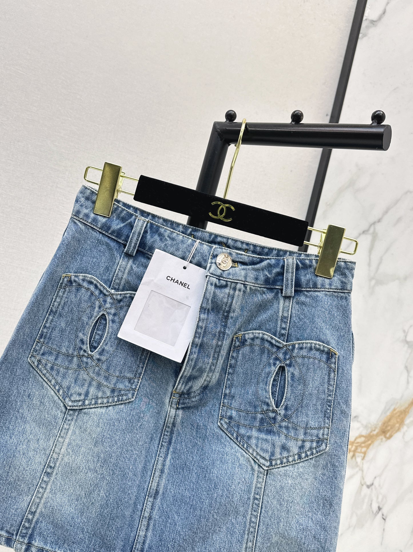 26ss Pocket-decorated midi skirt